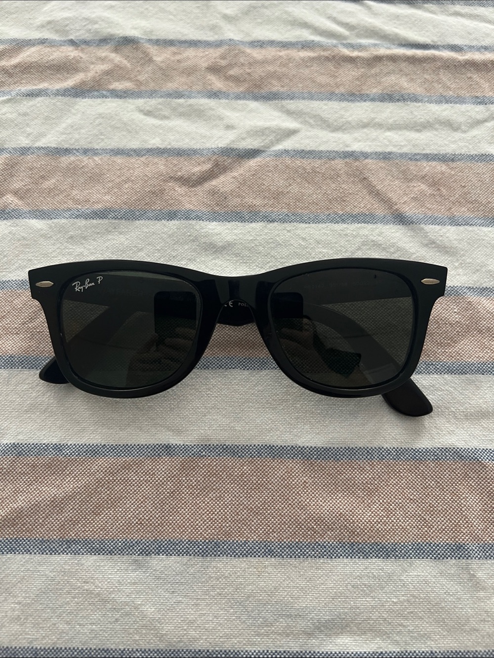 Ray-Ban Classic Wayfarer Polarized Sunglasses - Black